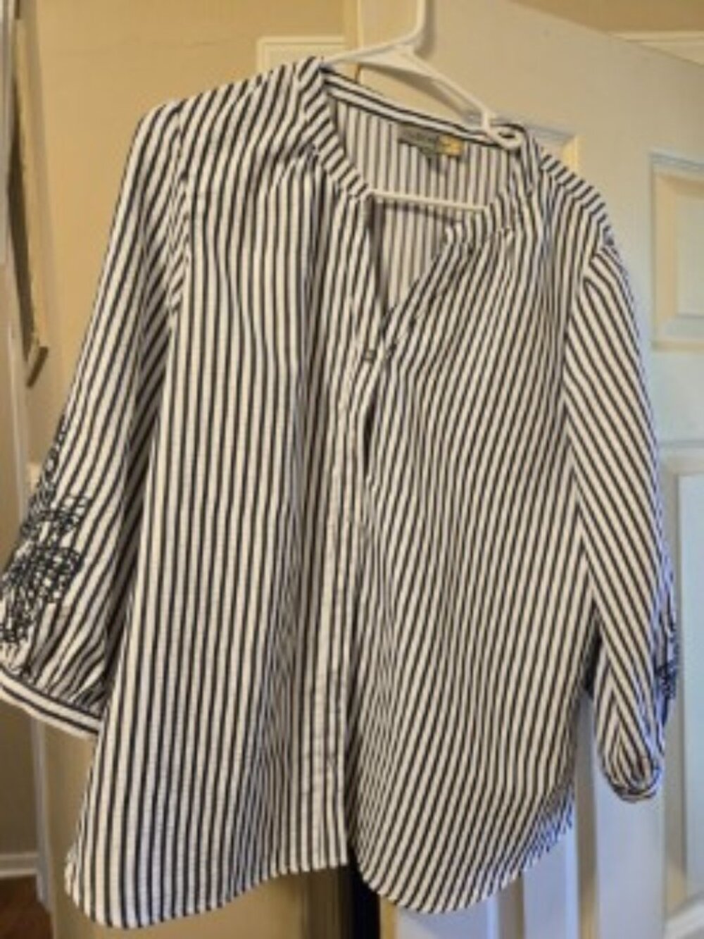 Figuerca & flower XL button up navy/white stripe blouse with appliqued sleeves